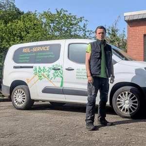 Norman Reil vor Reil-Service Firmenwagen – Gartenpflege & Hausmeisterdienst Neustadt